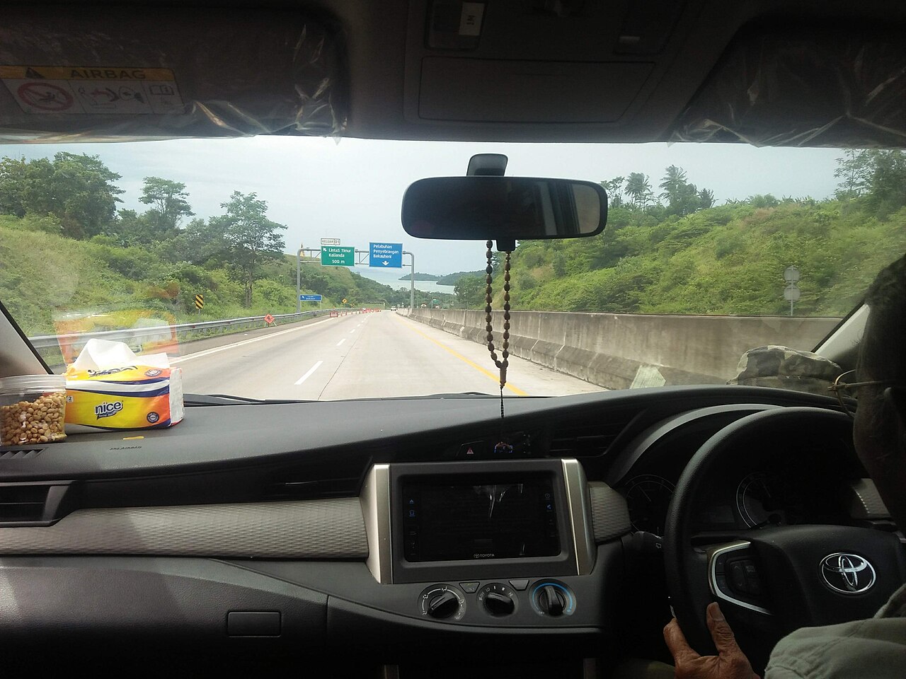 Jalan Tol Bakauheni dilihat dari dalam mobil